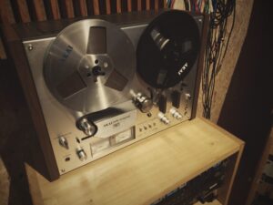 Magnétophone à bandes Akai GX-4000D du studio