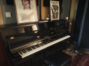Piano droit Yamaha dans la salle de prise