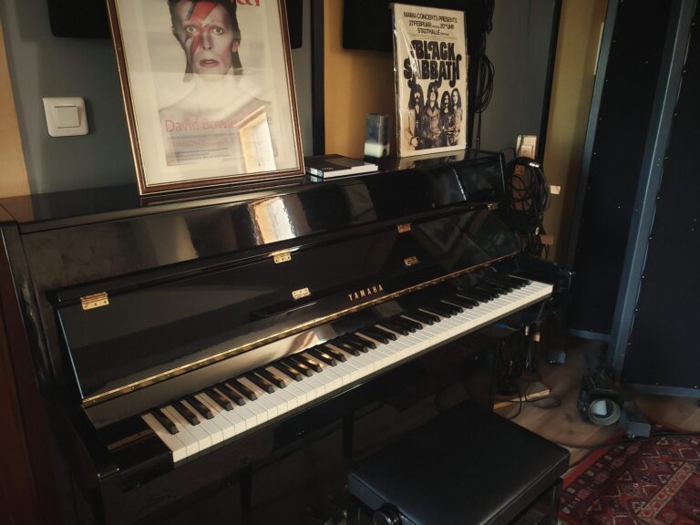 Piano droit Yamaha dans la salle de prise