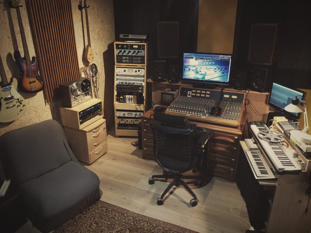 La régie du studio : console Trident série 65, racks et magnétophone