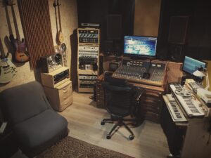 La régie du studio : console Trident série 65, racks et magnétophone Akai