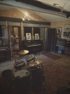 La salle de prise du studio, batterie et piano