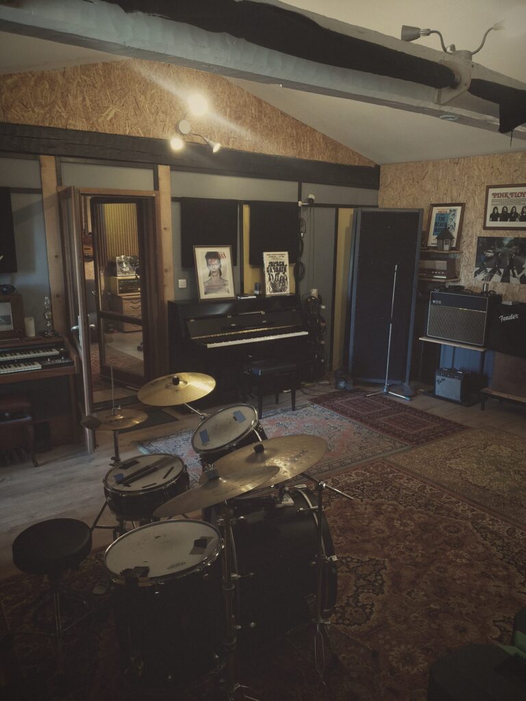 La salle de prise du studio, batterie et piano